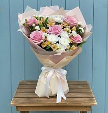 Букет цветов из:  Гвоздики, Орхидеи и Розы в Спасске Пензенской области