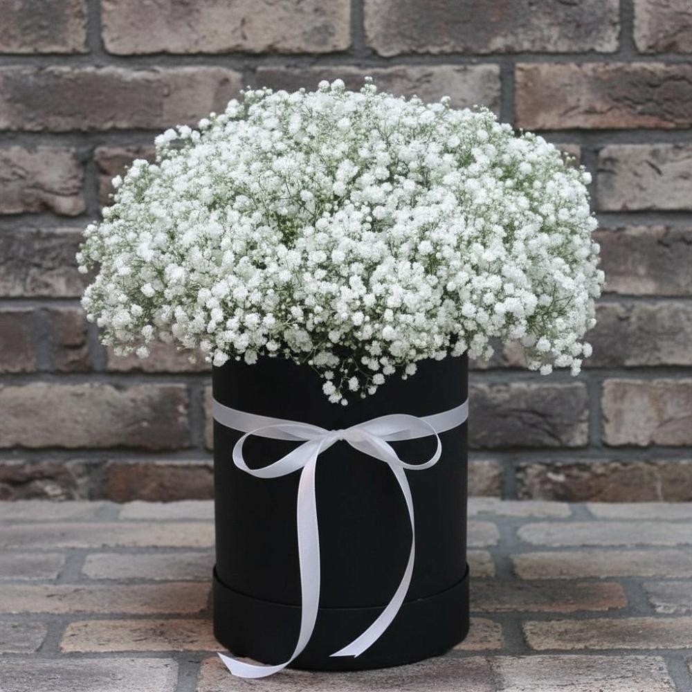 Цветочная композиция из Гипсофила в шляпной коробке в Спасске Пензенской области