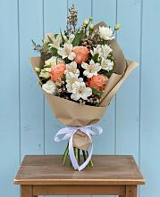 Букет цветов из:  Альстромерии, Лизиантусы, Розы и Хризантемы в Спасске Пензенской области