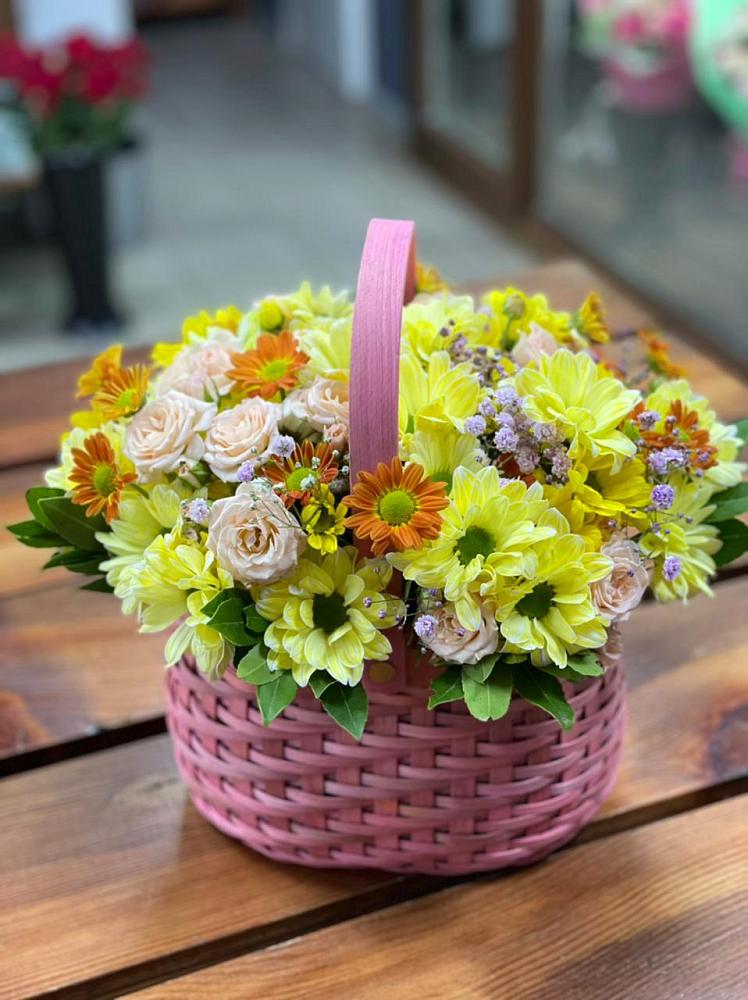 Цветочная композиция из Хризантемы и Розы в корзине в Спасске Пензенской области