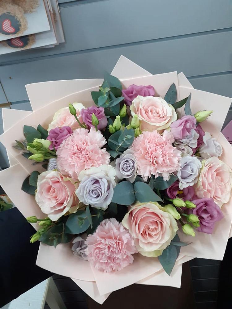 Букет цветов из: Розы, Гвоздики и Лизиантусы в Спасске Пензенской области